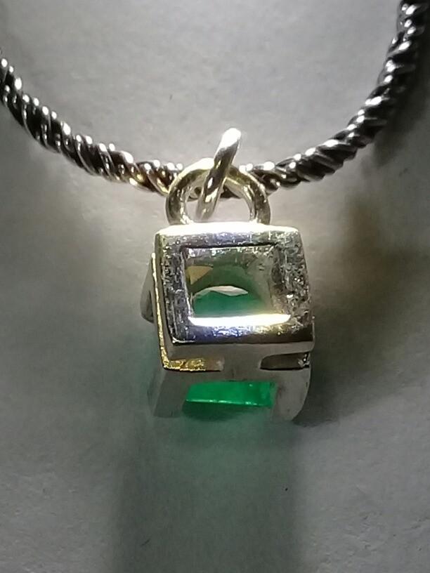 1.40ct Colombian Emerald Pendant ( With Chain) 