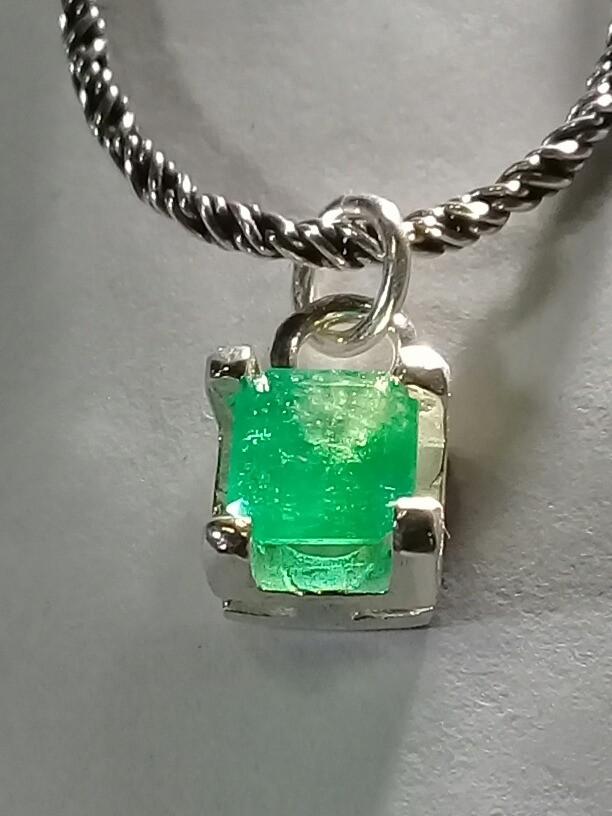 1.40ct Colombian Emerald Pendant ( With Chain) 