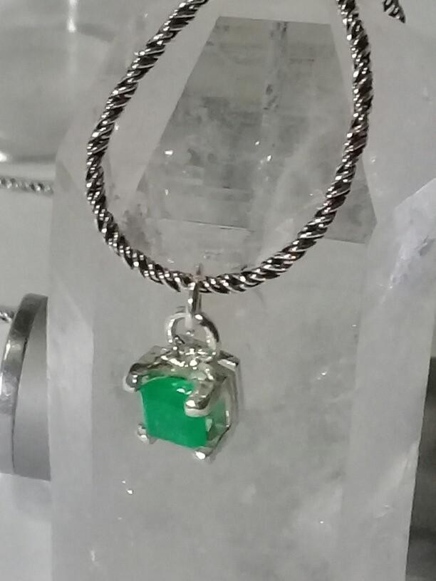 1.40ct Colombian Emerald Pendant ( With Chain) 