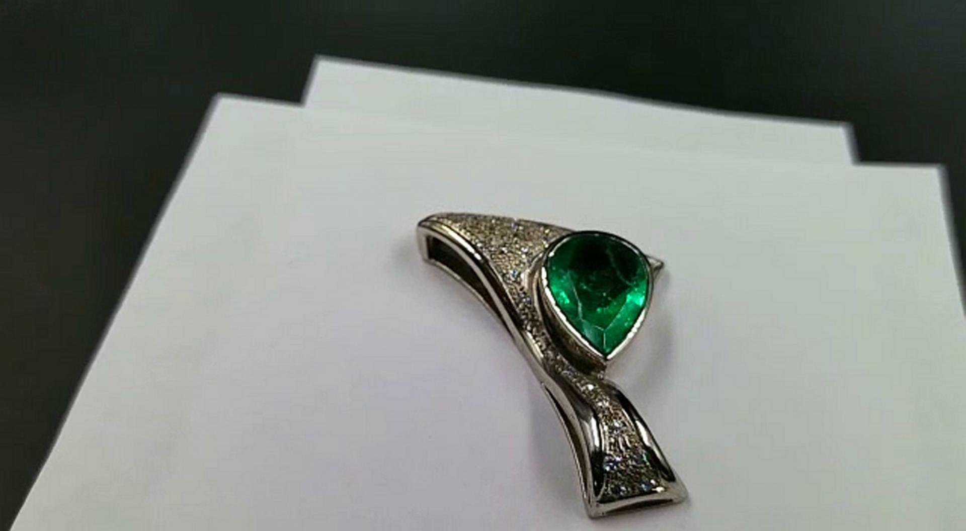 6.80ct (White) Gold Emerald Pendant 