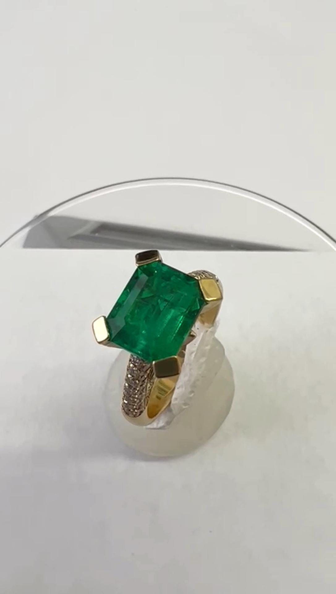 Colombian 2.0 Ct. Emerald & Diamond Gold Ring 