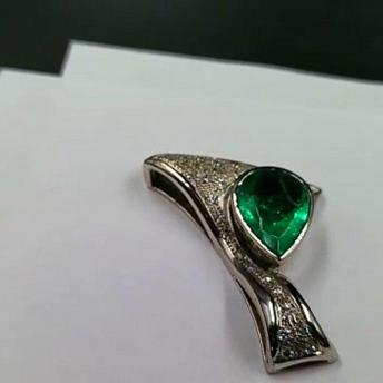 6.80ct (White) Gold Emerald Pendant 