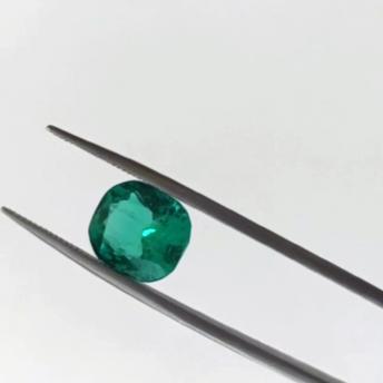 5.01ct Colombian Emerald ( Exceptional) 