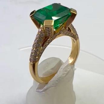 Colombian 2.0 Ct. Emerald & Diamond Gold Ring 