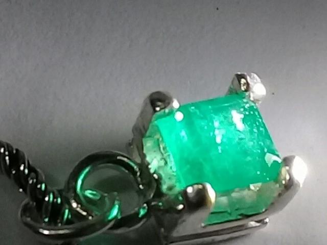 1.40ct Colombian Emerald Pendant ( With Chain) 