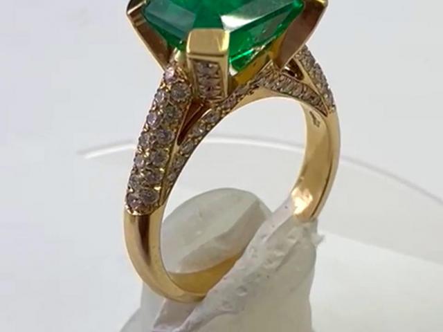 Colombian 2.0 Ct. Emerald & Diamond Gold Ring 